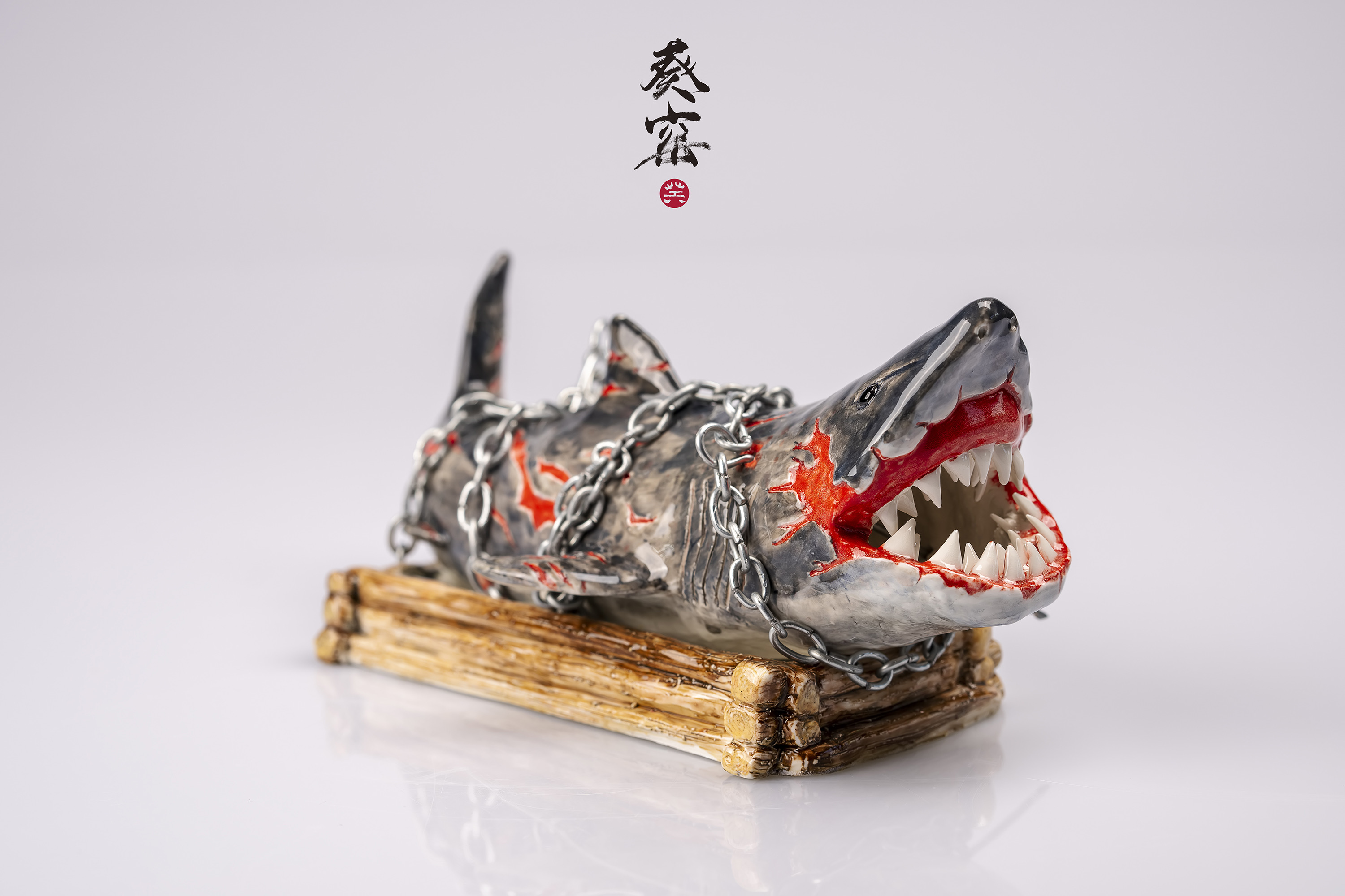 带有两只猫的陶瓷鲸鱼